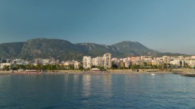 Mahmutlar üzerinde uç, gökyüzünün Taurus Sıradağları 'nın zirvesiyle buluştuğu yerde, panoramik manzara çarpıcı 4K ile detaylandırıldı..