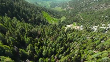 FPV uçuşunun heyecanını yaşayın. Büyüleyici 4K berraklığıyla görkemli dağların üzerinden süzülürken..