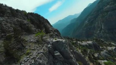 Bu nefes kesici FPV dağ sineğindeki el değmemiş vahşi doğanın güzelliğine tanık olun, kristal berraklığında 4K.