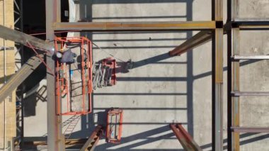 İnşaatın son aşamasına giren ticari kompleksin dönüştürücü yolculuğuna tanık olun. Şehir manzarasını gelecek nesiller için yeniden şekillendiriyor. Hepsi de büyüleyici 4K berraklığı ile..