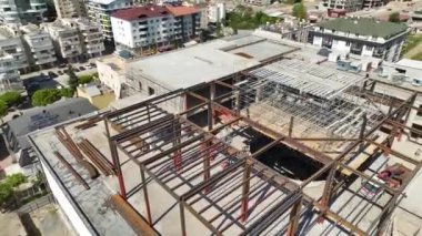 Ticari bir kompleksin son ayağını keşfedin. Şehir manzarasını çağdaş tasarımıyla yeniden tanımlamaya hazırlanan inşaat yolculuğu..