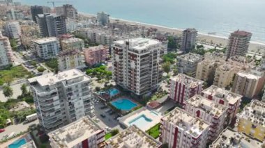 Gelişmişliğin havuz başında rahatlıkla buluştuğu bu lüks komplekste rafine yaşamın özünü keşfedin..