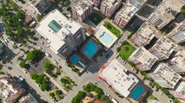 Işıldayan havuzun gökyüzü ufkuyla buluştuğu bu özel komplekste lüks içinde yaşayın..