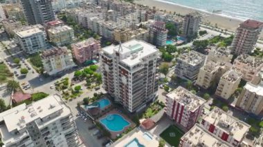 Bu elit komplekste her detayın yaşam tarzınızı yükseltmek için tasarlandığı sofistike ve konforun örneğini deneyimleyin..