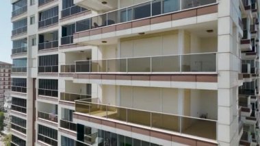 Çocuk dostu slaytlarla dolu özel havuzlu tesisimizde bir su macerasına atlayın.