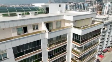 Çocuklar için canlandırıcı slaytlarla büyük havuzumuzda unutulmaz bir yolculuğa çıkın.