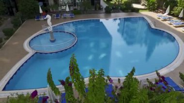 Prestijli havuz sığınağımızda çocuklar için macera slaytlarıyla saadete kaçmak.