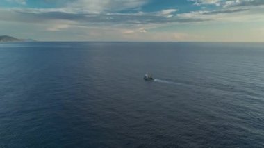 Limana yakın bir balıkçı teknesinin güzelliğine tanık olun.