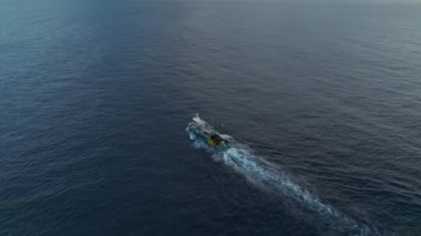 Limana yakın bir balıkçı teknesinin huzurunun tadını çıkarın.