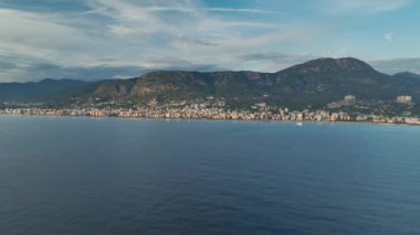 Görkemli dağların çerçevelediği çarpıcı bir şehir siluetini keşfedin.