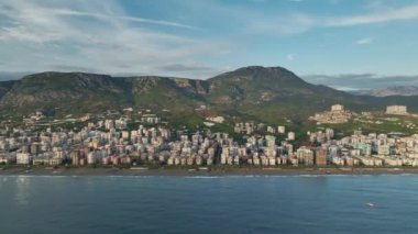 Görkemli dağlarla çevrili bir şehrin panoramik manzarasının tadını çıkar.