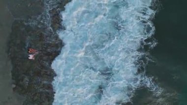 Gün batımından sonra deniz dokusunun rahatlatıcı kucaklamasını tecrübe et, 4K 'da sakin bir geri çekilme.