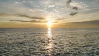 Gün batımından sonra denizin sakin dokularına dalmak, nefes kesici 4K 'da dinlenmek için bir sığınak.