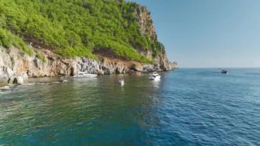 4K 'daki güzel Akdeniz kıyılarını süsleyen seçkin bir filoyla bir yat fantezisi yaşayın..