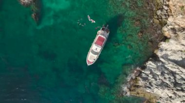 Seçkin yatlar, göz kamaştırıcı 4K ile denizin masmavi sularında yelken açarken Akdeniz görkemine hayran kaldım..