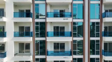 4K 'yı hipnotize etmek için yüksek katlı cephe yenilemeleriyle şehrin gökdelenlerinin yeniden canlandırılmasını araştırın.