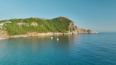 Deniz kenarındaki serenat sizi büyülesin kızlar 4K 'da bir Akdeniz yatında dans ederken.