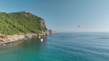 Şaşaalı 4K 'da Akdeniz kıyılarının masmavi zeminine karşı lüks yatların geçit törenine katılın..