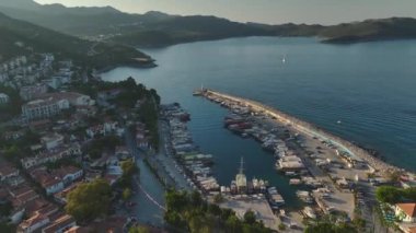 Akdeniz kıyılarına yanaşmış muhteşem yatları olan Ka kasabasındaki güzel marinayı izleyin..