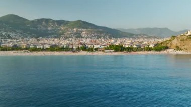 Akdeniz sularının göz kamaştırıcı berraklığını canlı, güneşli bir sahil beldesinden keşfedin..