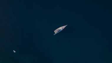Ka kasabasındaki güzel marinayı izle, lüks yatlarla dolu ve manzaralı Antalya kıyılarıyla çevrili..
