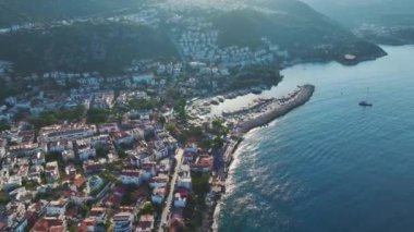 Lüks yatlarla dolu ve Antalya 'nın manzaralı güzellikleriyle çevrili Ka kasabasındaki marinanın tadını çıkarın..
