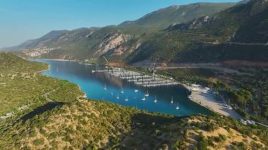 Antalya kıyıları boyunca sayısız lüks yatın demirlediği Ka 'daki resim gibi marinaya bakın..