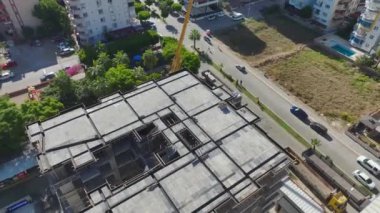 Hareket halindeki mühendisliğin dinamik bir sahnesi.