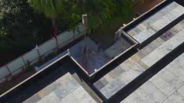 Dinamik ve endüstriyel bir sahne.