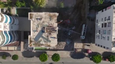 Hareketli ve aktif bir süreç.