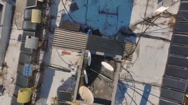 Canlı ve aktif bir sahne.