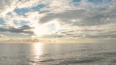 Huzurlu ve resimli bir manzara.