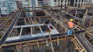 Takım çalışması ve hassasiyet sahnesi..