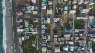 Manzaralı bir kıyı manzarası.