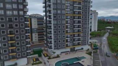 Neredeyse tamamlanmış modern bir yapı..