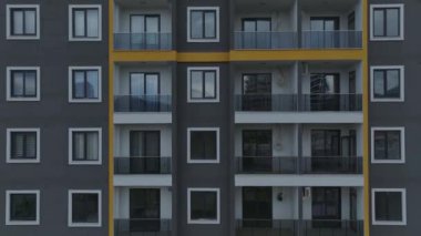 Hazır olmak üzere olan çağdaş bir yapı.