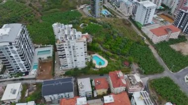 Neşeli ve hareketli bir yer.