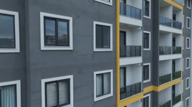 Canlı ve mutlu bir sahne..