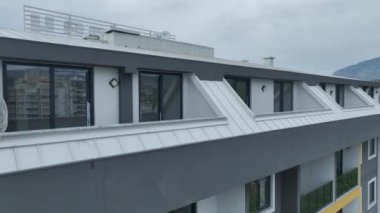 Dinamik ve ilgi çekici bir oyun alanı görünümü.