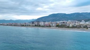 Sakin ve manzaralı bir sahil anı.