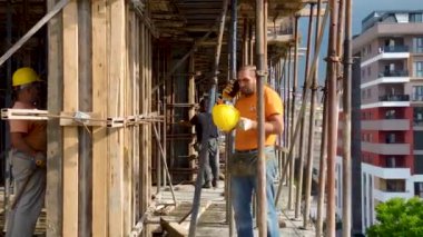 İlerleme ve takım çalışması sahnesi.