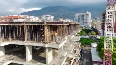 Üretken ve detaylı bir görünüm.