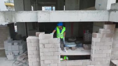 Verimli ve odaklı bir sahne.