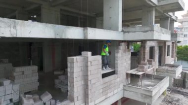 Verimli ve canlı bir sahne..