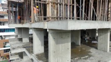 Üretken ve hareketli bir inşaat manzarası.