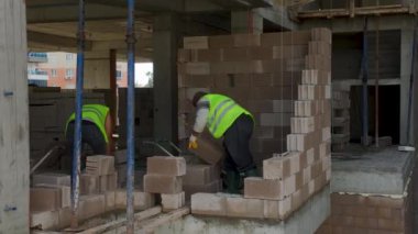 Verimli ve canlı bir sahne..