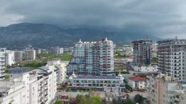 Bulutlu havada sakin bir şehir manzarası.