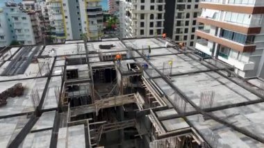 Yoğun ve düzenli bir görünüm.