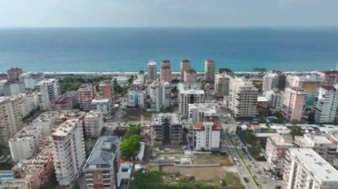 Manzaralı ve karamsar bir şehir anı.