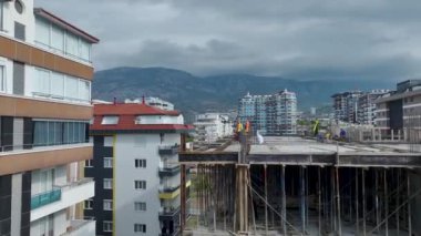 Takım çalışması ve odaklanma sahnesi.